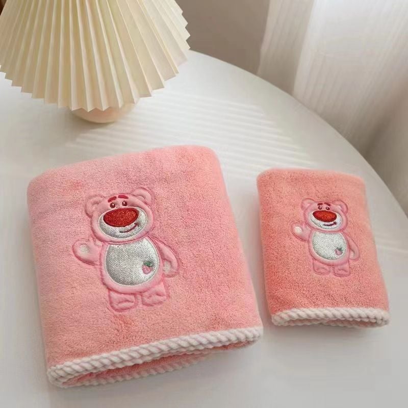 Σετ δύο πετσέτες μπάνιου από Coral Fleece – παχιές, απορροφητικές, γρήγορο στέγνωμα, χωρίς χνούδι; 300–400 g, 120D νήμα, κεντημένο φινίρισμα.