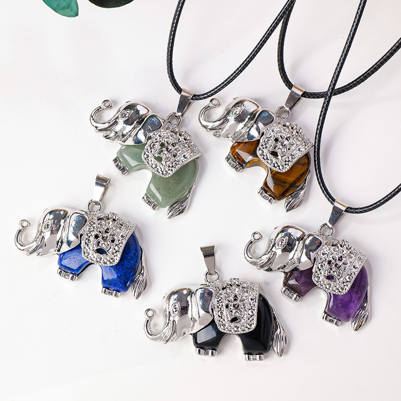 Lanac s privjeskom slona od kristala, geometrijski oblik, moderan minimalistički stil, brend Apeng crystal crafts, individualno zapakiran u PP vrećicu