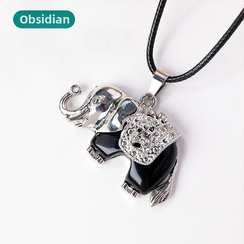 Lanac s privjeskom slona od kristala, geometrijski oblik, moderan minimalistički stil, brend Apeng crystal crafts, individualno zapakiran u PP vrećicu