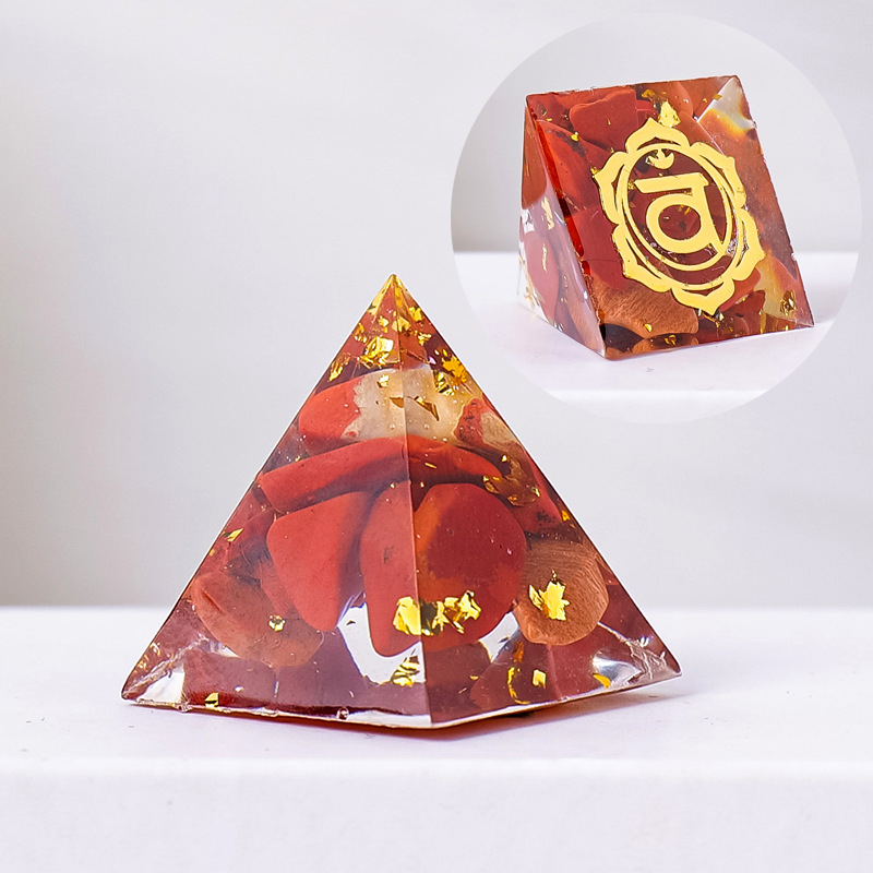 Kristalna piramida od smole – moderna geometrijska dekoracija za dom i automobil, u kutiji za poklon