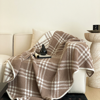 Tej velúr pléd geometriás mintával, modern minimalist stílusban, egész évben használható