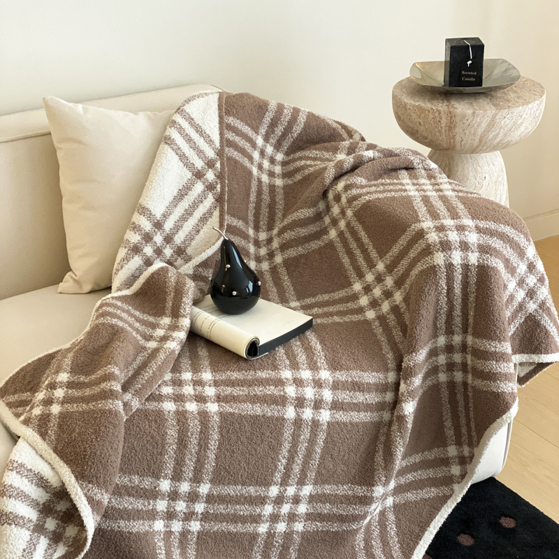 Tej velúr pléd geometriás mintával, modern minimalist stílusban, egész évben használható