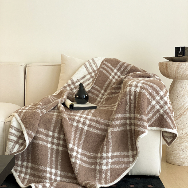 Tej velúr pléd geometriás mintával, modern minimalist stílusban, egész évben használható