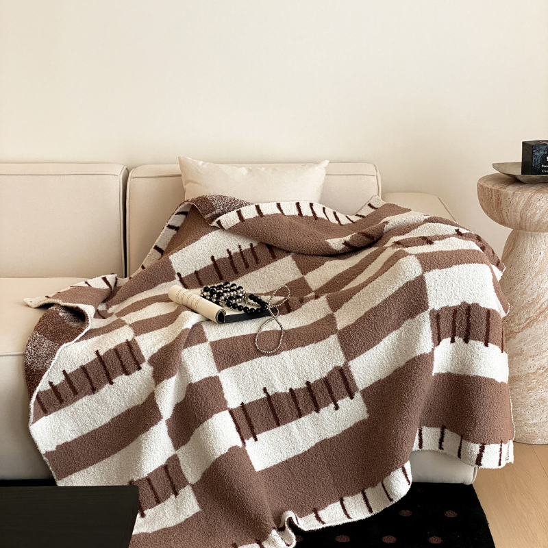 Tej velúr pléd geometriás mintával, modern minimalist stílusban, egész évben használható