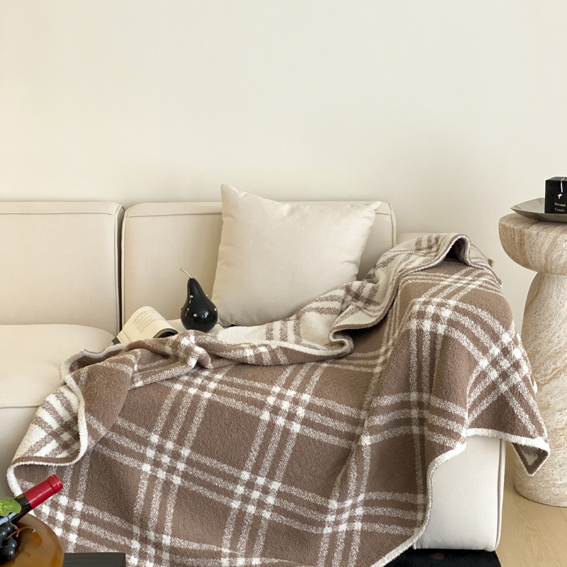 Tej velúr pléd geometriás mintával, modern minimalist stílusban, egész évben használható