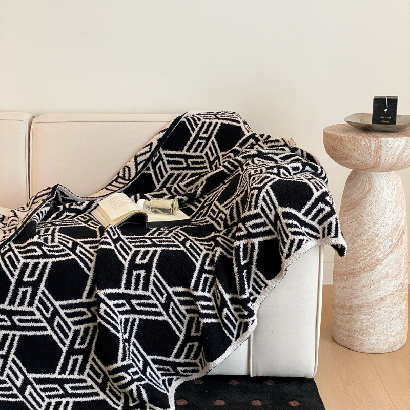 Tej velúr pléd geometriás mintával, modern minimalist stílusban, egész évben használható