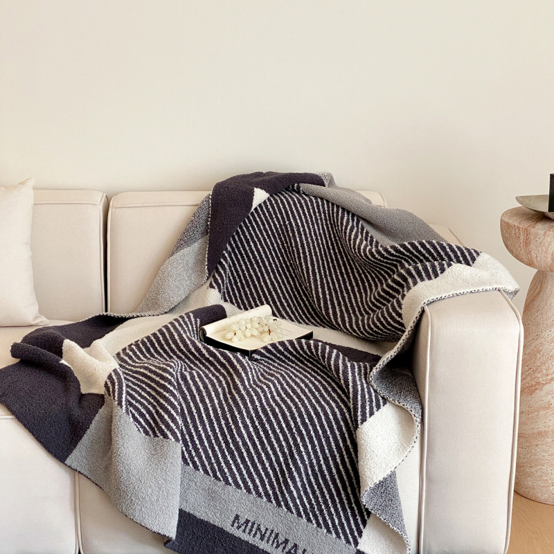 Tej velúr pléd geometriás mintával, modern minimalist stílusban, egész évben használható