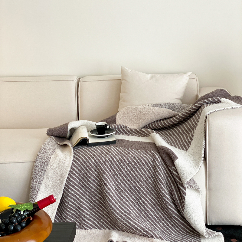 Tej velúr pléd geometriás mintával, modern minimalist stílusban, egész évben használható