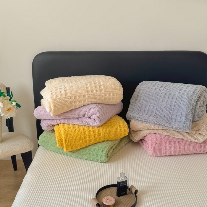 Deka Coral Fleece, jednobojna, proljeće–jesen, težina 1–1,5 kg, prilagodljiva