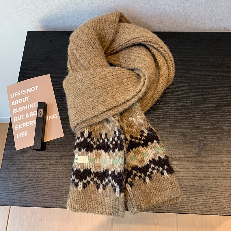 Γυναικείο φουλάρι με ζακάρ πλέξιμο σε στυλ Fair Isle, warp-knit πολυεστέρας (61–70%), ζεσταίνει τον χειμώνα