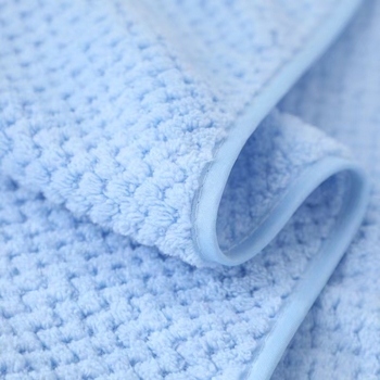 Fürdőtörölköző, puha és nedvszívó, 80% poliészter és 20% poliamid kompozit rostból, 150D szál, tömeg 80–100 g, testreszabható