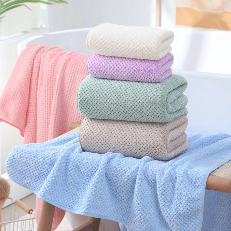 Fürdőtörölköző, puha és nedvszívó, 80% poliészter és 20% poliamid kompozit rostból, 150D szál, tömeg 80–100 g, testreszabható