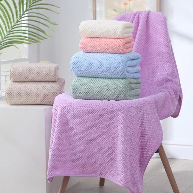 Fürdőtörölköző, puha és nedvszívó, 80% poliészter és 20% poliamid kompozit rostból, 150D szál, tömeg 80–100 g, testreszabható