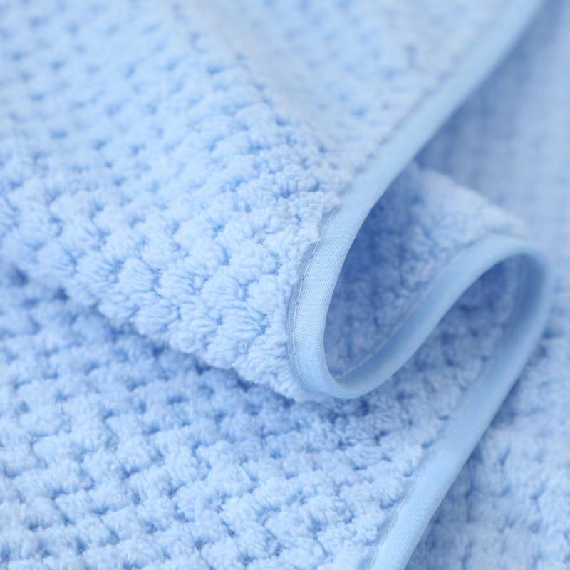 Fürdőtörölköző, puha és nedvszívó, 80% poliészter és 20% poliamid kompozit rostból, 150D szál, tömeg 80–100 g, testreszabható