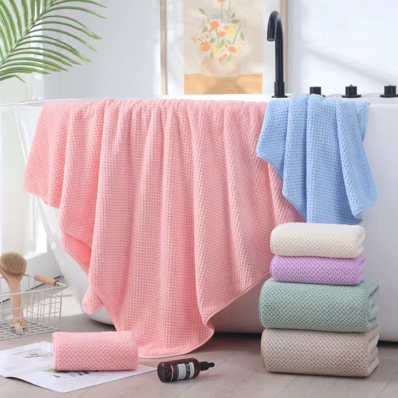 Fürdőtörölköző, puha és nedvszívó, 80% poliészter és 20% poliamid kompozit rostból, 150D szál, tömeg 80–100 g, testreszabható