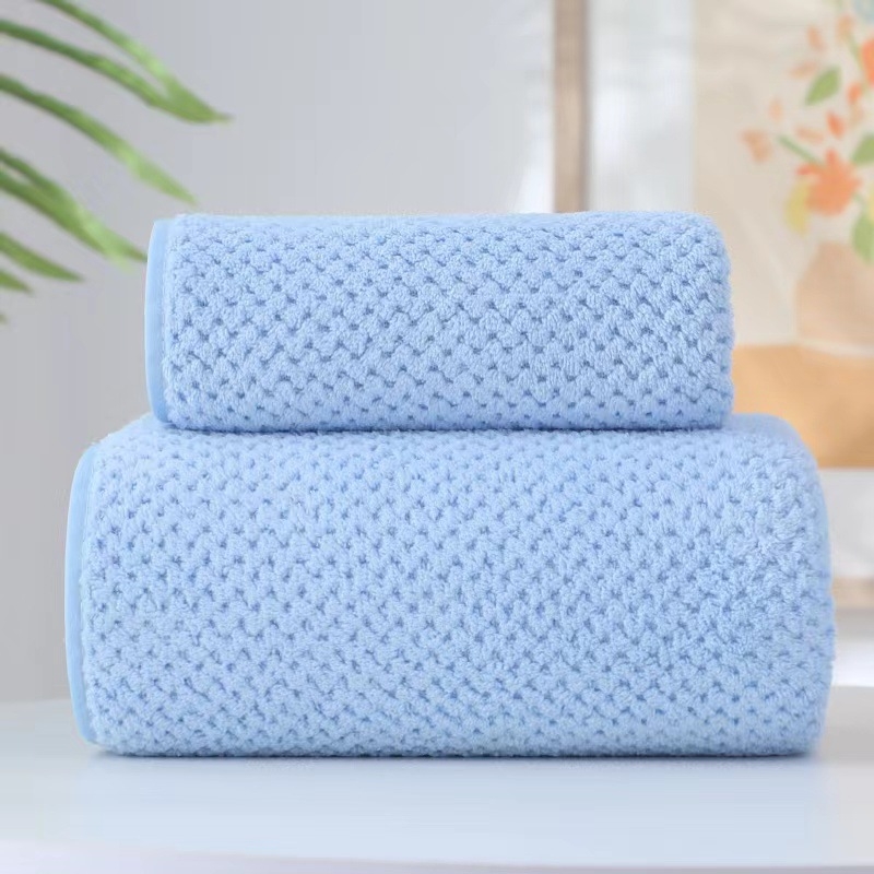 Fürdőtörölköző, puha és nedvszívó, 80% poliészter és 20% poliamid kompozit rostból, 150D szál, tömeg 80–100 g, testreszabható