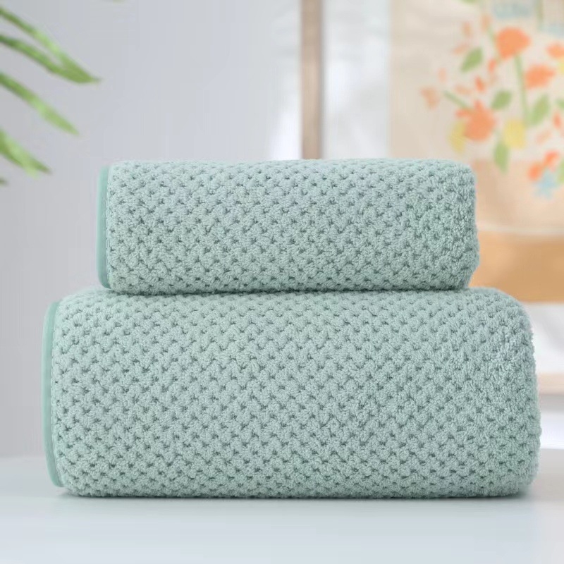 Fürdőtörölköző, puha és nedvszívó, 80% poliészter és 20% poliamid kompozit rostból, 150D szál, tömeg 80–100 g, testreszabható
