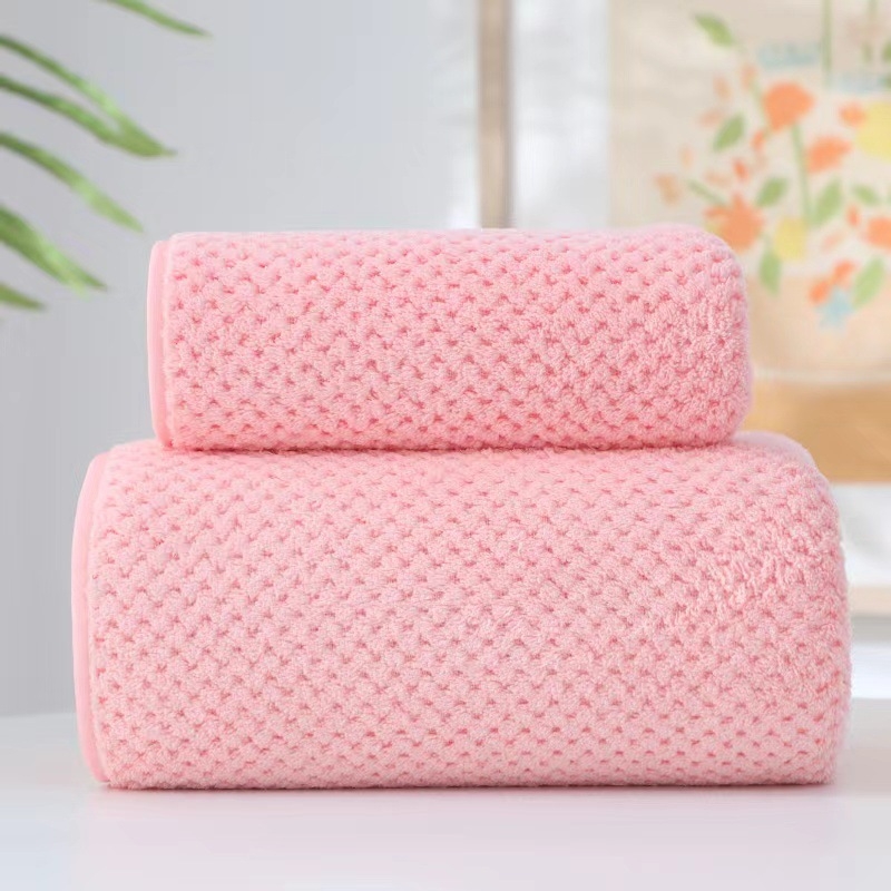 Fürdőtörölköző, puha és nedvszívó, 80% poliészter és 20% poliamid kompozit rostból, 150D szál, tömeg 80–100 g, testreszabható