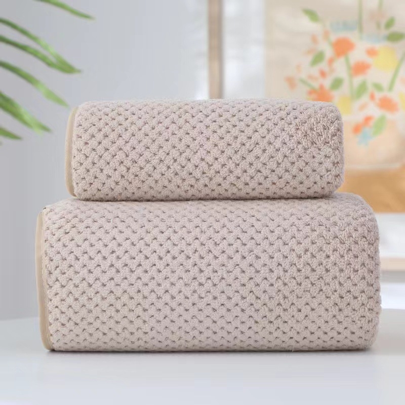Fürdőtörölköző, puha és nedvszívó, 80% poliészter és 20% poliamid kompozit rostból, 150D szál, tömeg 80–100 g, testreszabható