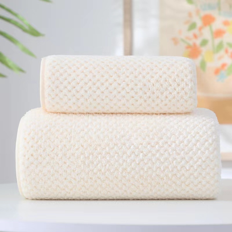 Fürdőtörölköző, puha és nedvszívó, 80% poliészter és 20% poliamid kompozit rostból, 150D szál, tömeg 80–100 g, testreszabható