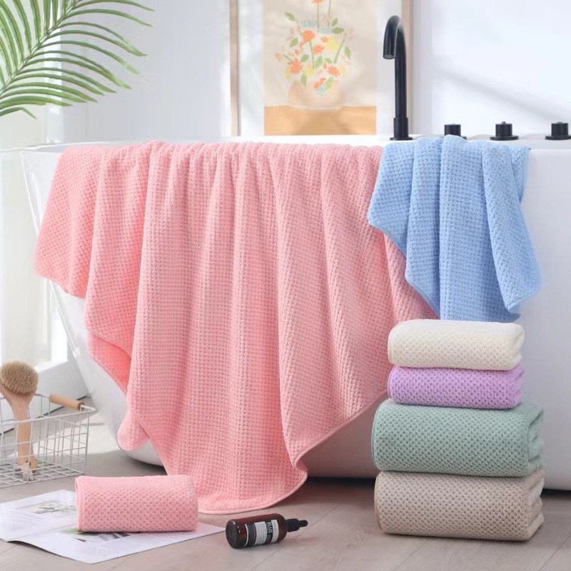 Fürdőtörölköző, puha és nedvszívó, 80% poliészter és 20% poliamid kompozit rostból, 150D szál, tömeg 80–100 g, testreszabható
