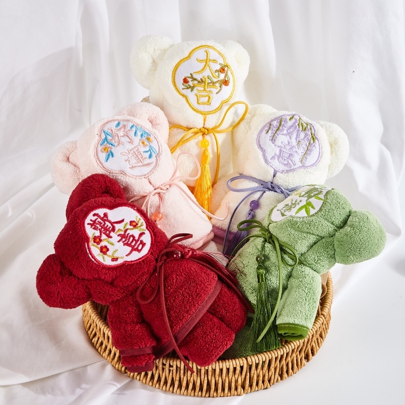 Kötött anyagú, hímzett maci törölköző – esküvői és koszorúslányok ajándéka, 21 szál, hímzés és varrás, 80–100 g, törölköző típus: törölköző/arc törölköző