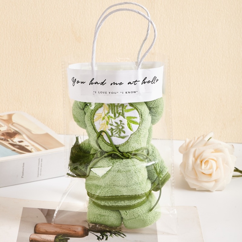 Kötött anyagú, hímzett maci törölköző – esküvői és koszorúslányok ajándéka, 21 szál, hímzés és varrás, 80–100 g, törölköző típus: törölköző/arc törölköző