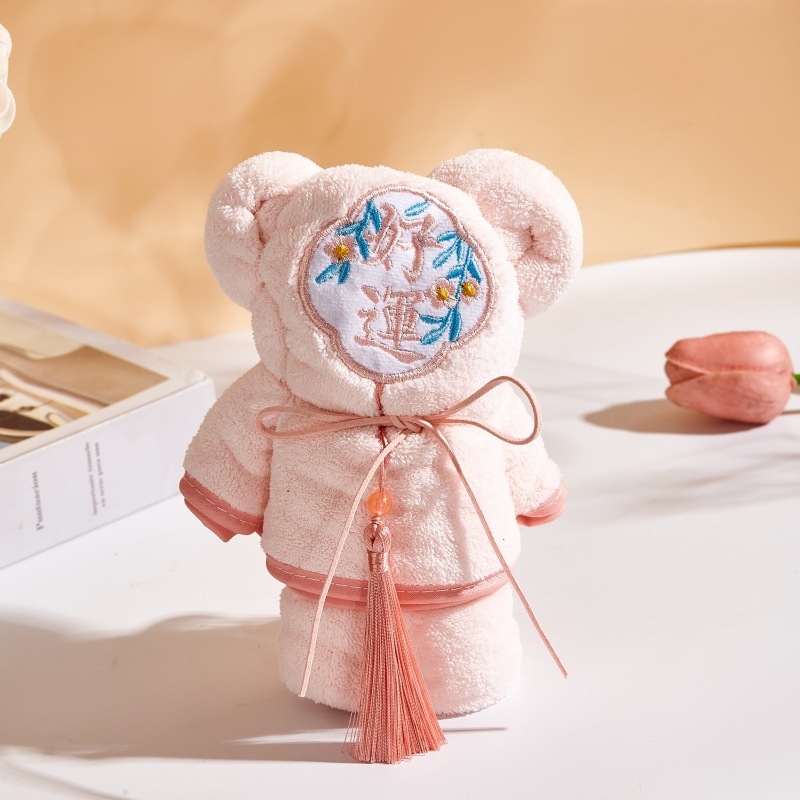 Kötött anyagú, hímzett maci törölköző – esküvői és koszorúslányok ajándéka, 21 szál, hímzés és varrás, 80–100 g, törölköző típus: törölköző/arc törölköző