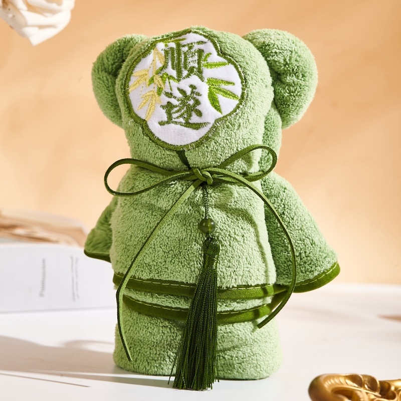 Kötött anyagú, hímzett maci törölköző – esküvői és koszorúslányok ajándéka, 21 szál, hímzés és varrás, 80–100 g, törölköző típus: törölköző/arc törölköző