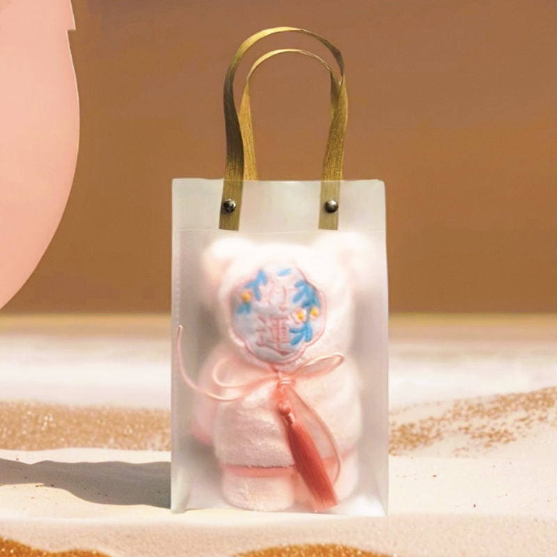 Kötött anyagú, hímzett maci törölköző – esküvői és koszorúslányok ajándéka, 21 szál, hímzés és varrás, 80–100 g, törölköző típus: törölköző/arc törölköző