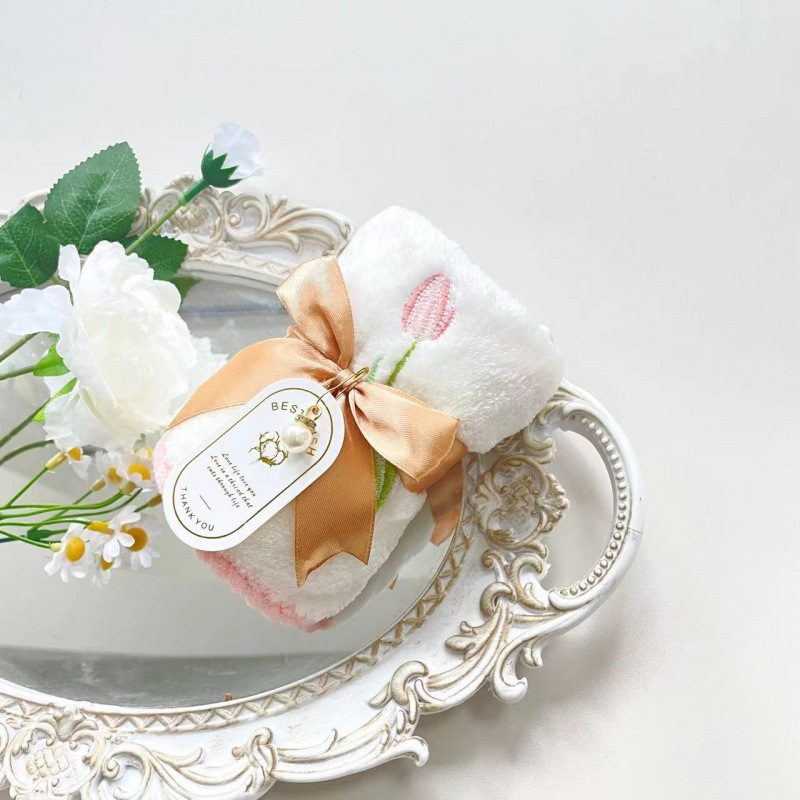 Tulip dvielis ar pūciņām – audums, importēts, kāzu aksesuārs