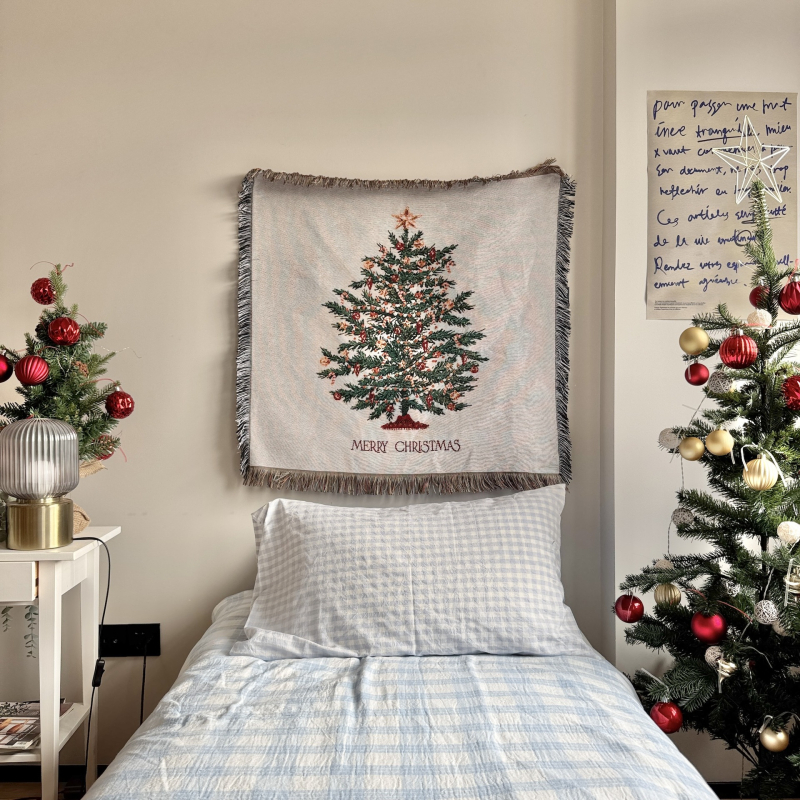 Βορειοευρωπαϊκός τάπεστρία-κουβέρτα με χριστουγεννιάτικο δέντρο για το σαλόνι; Υλικό: χημικές ίνες; Περιεχόμενο βασικού υλικού: 71–80%; Πλύσιμο: στο χέρι