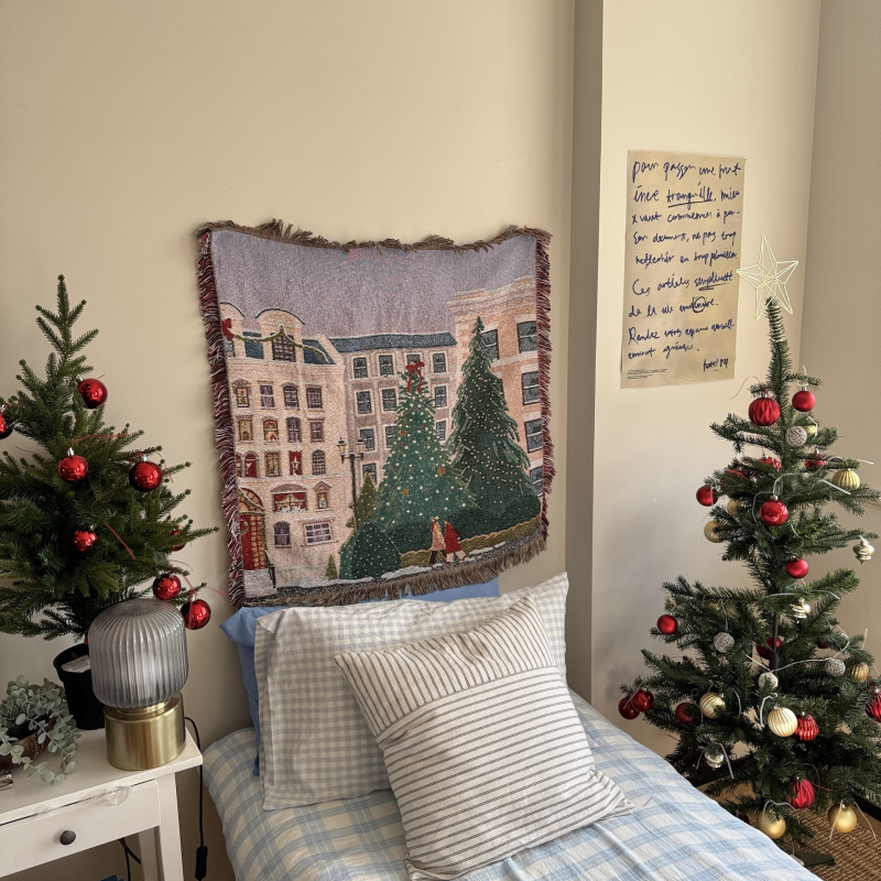 Βορειοευρωπαϊκός τάπεστρία-κουβέρτα με χριστουγεννιάτικο δέντρο για το σαλόνι; Υλικό: χημικές ίνες; Περιεχόμενο βασικού υλικού: 71–80%; Πλύσιμο: στο χέρι