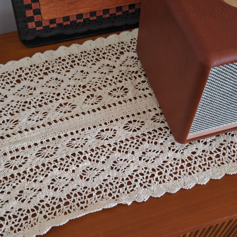 Дълга декоративна покривка за маса в американски стил с ажурна дантела от полиестерно‑памучен бленд, геометричен абстрактен модел