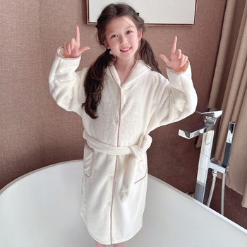 Lastele mõeldud bademantel vannituppa – kiiresti kuivav, vett imav, polüesterkiududest, sügis-talveks