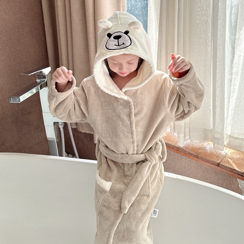 Lastele mõeldud bademantel vannituppa – kiiresti kuivav, vett imav, polüesterkiududest, sügis-talveks