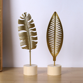 Lehekujuline skulptuur puidust alusega, rauakunsti element, kerge luksus stiil, kontorile ja koju dekoratsiooniks.