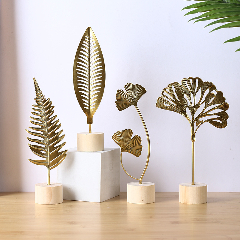 Lapo formos skulptūra su medine baze, geležies meno elementai, šviesus prabanga stilius, biurui ir namų interjerui.