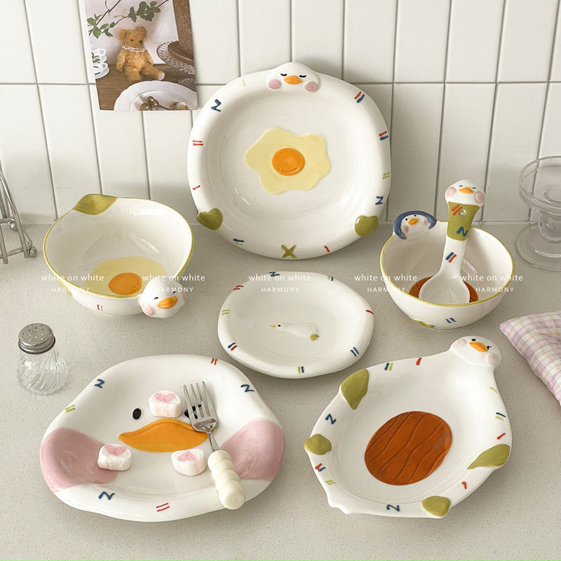 Porcelanski desertni tanjur s reljefom, nepravilnog oblika, dekor pod glazurom s karikatur uzorkom, pogodan za mikrovalnu