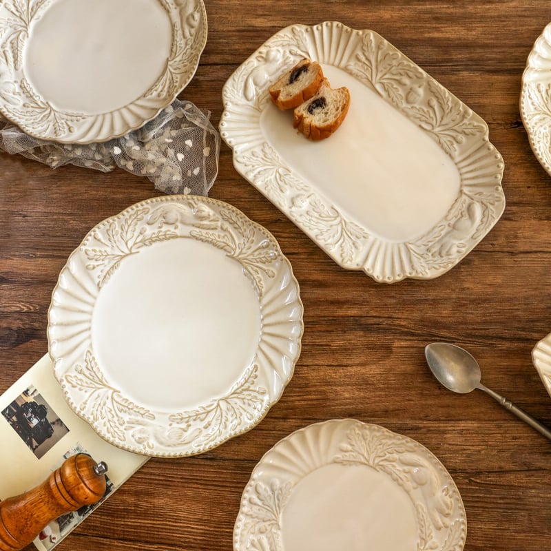 Porcelanski okrugli tanjur s cvjetnim uzorkom, podglazurna boja, skandinavski stil