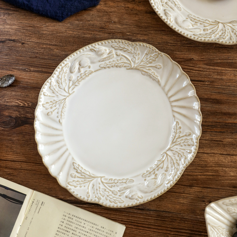 Porcelanski okrugli tanjur s cvjetnim uzorkom, podglazurna boja, skandinavski stil