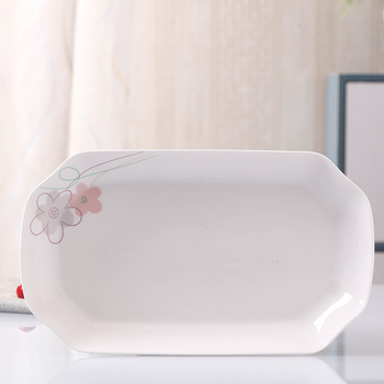 Keraminis stalo servizo rinkinys: ryžių dubenėliai, sriubos dubenėliai ir lėkštės; kaulinis porcelianas (>36% kaulo); gėlių raštas; dažyta glazūra; tinkamas mikrobangų krosnelėms.