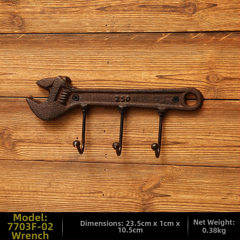 Kalapács alakú falidísz öntöttvasból, beltéri dekoráció