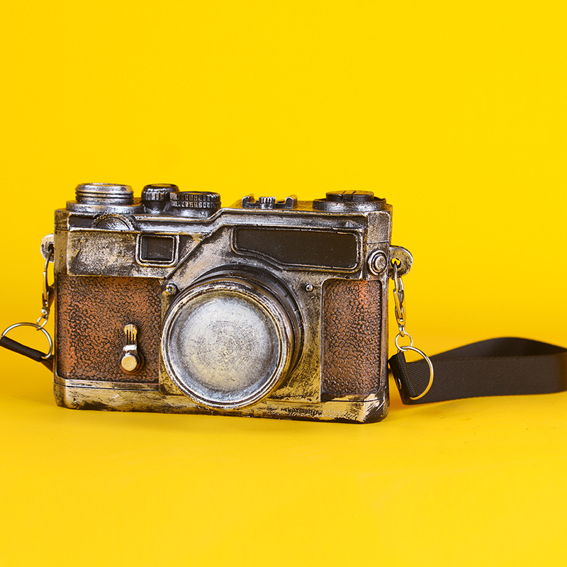 Kamera u obliku retro smolnoga ukrasa – dekorativni rekvizit za fotografiranje (Materijal: sintetska smola; Oblik: kamera; Pakiranje: karton; Pogodno kao dar)