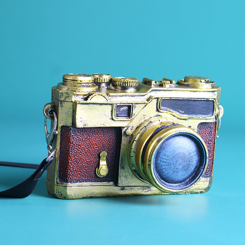 Kamera u obliku retro smolnoga ukrasa – dekorativni rekvizit za fotografiranje (Materijal: sintetska smola; Oblik: kamera; Pakiranje: karton; Pogodno kao dar)