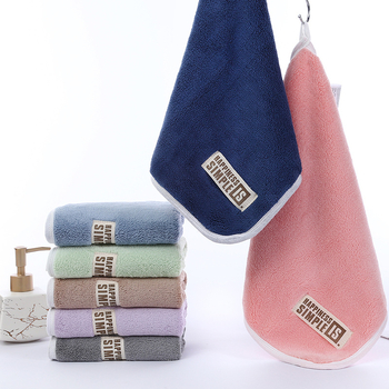 Prosop pătrat dublu-fațet din fleece coral, gros, moale și foarte absorbant, fără scame, pentru față și curățenie; Material: fleece coral; Densitate: înaltă; Absorbție: 26–30 s; Greutate: 68 g