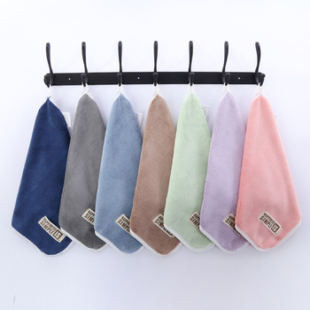 Prosop pătrat dublu-fațet din fleece coral, gros, moale și foarte absorbant, fără scame, pentru față și curățenie; Material: fleece coral; Densitate: înaltă; Absorbție: 26–30 s; Greutate: 68 g