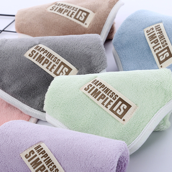 Prosop pătrat dublu-fațet din fleece coral, gros, moale și foarte absorbant, fără scame, pentru față și curățenie; Material: fleece coral; Densitate: înaltă; Absorbție: 26–30 s; Greutate: 68 g