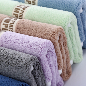 Prosop pătrat dublu-fațet din fleece coral, gros, moale și foarte absorbant, fără scame, pentru față și curățenie; Material: fleece coral; Densitate: înaltă; Absorbție: 26–30 s; Greutate: 68 g