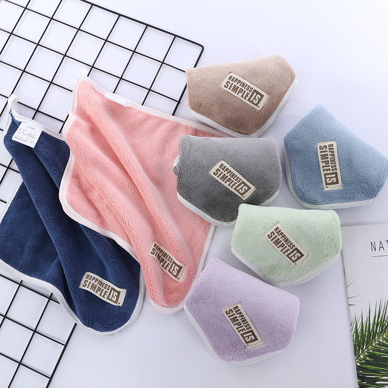 Prosop pătrat dublu-fațet din fleece coral, gros, moale și foarte absorbant, fără scame, pentru față și curățenie; Material: fleece coral; Densitate: înaltă; Absorbție: 26–30 s; Greutate: 68 g